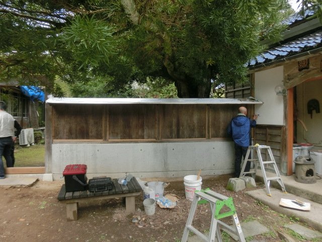 職人が外まわりの改修を進める工事現場