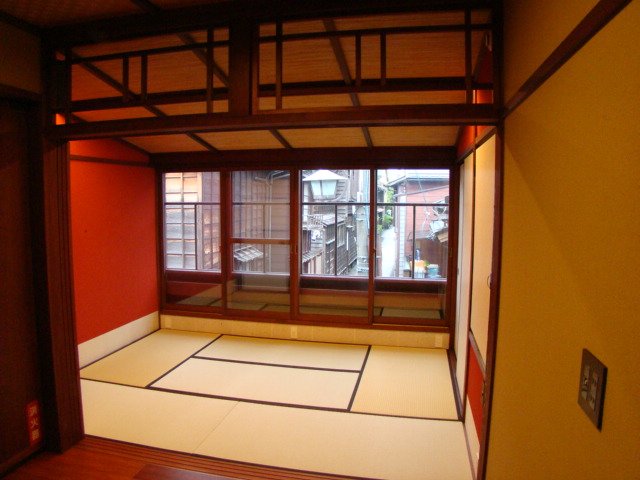 町家の意匠を生かして改修した和室